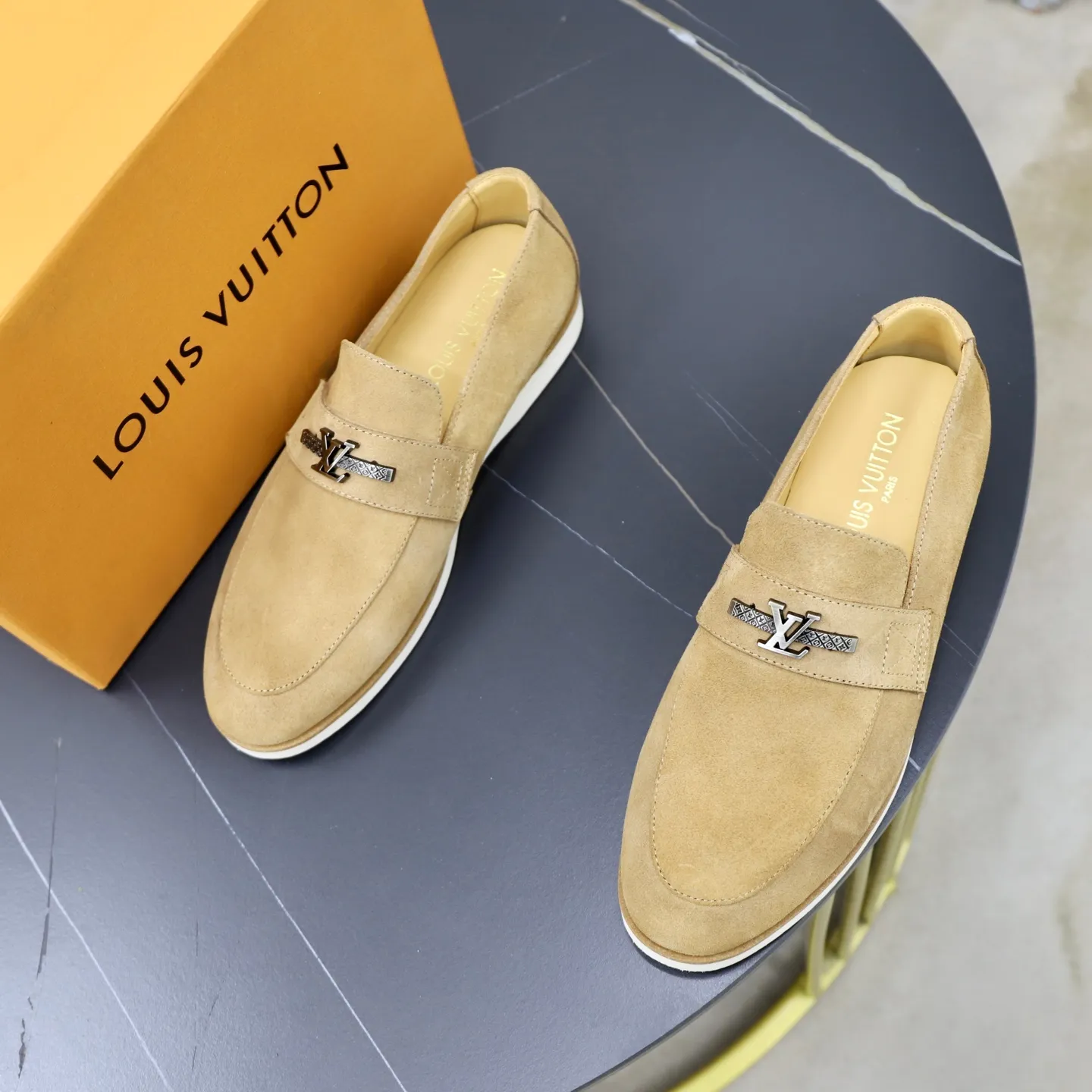 Ex-factory price: 442💰🙅‍♂️🙅‍♂️🙅‍♂️ Brand: LV Louis Vuitton Standard code: 38-44 (45 customized) Grade: Same as the official website Material: Original cow suede material stitching Comfortable and breathable cowhide lining Lightweight wear-resistant foam outsole Style category: Men's fashionable casual shoes Running sports shoes Distinguished luxury brand elements Top luxury color: actual picture color